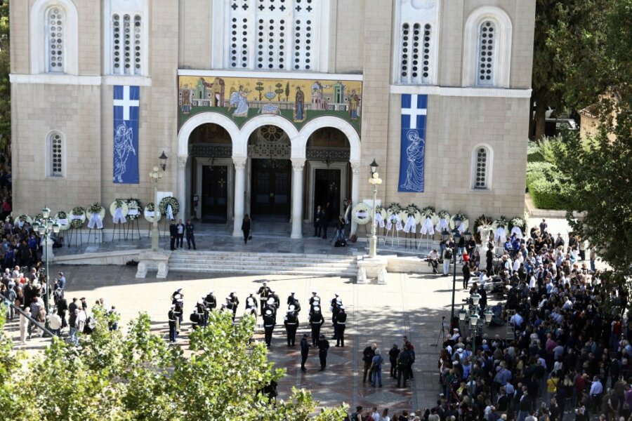 Κηδεία Σαββόπουλου: Εξι ηχηρές απουσίες