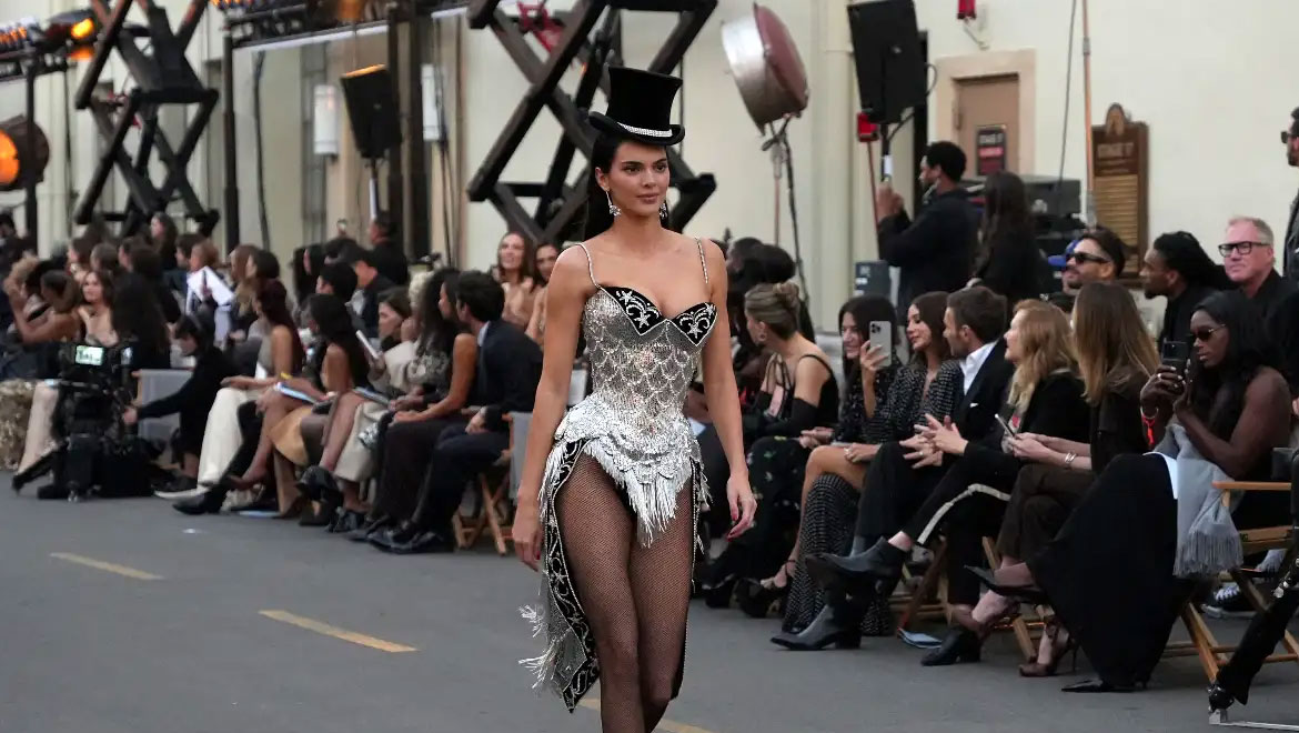Vogue World 2025: Όταν το Hollywood έγινε πασαρέλα και η μόδα έγραψε το δικό της σενάριο