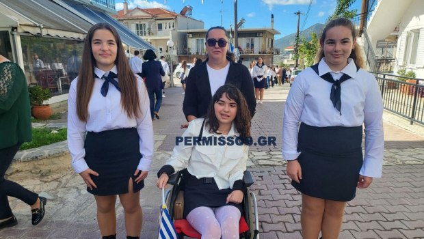 Στιγμές συγκίνησης στις Θεσπιές: Η Αλεξία στην παρέλαση έξι χρόνια μετά το τραυματισμό της από αδέσποτη σφαίρα