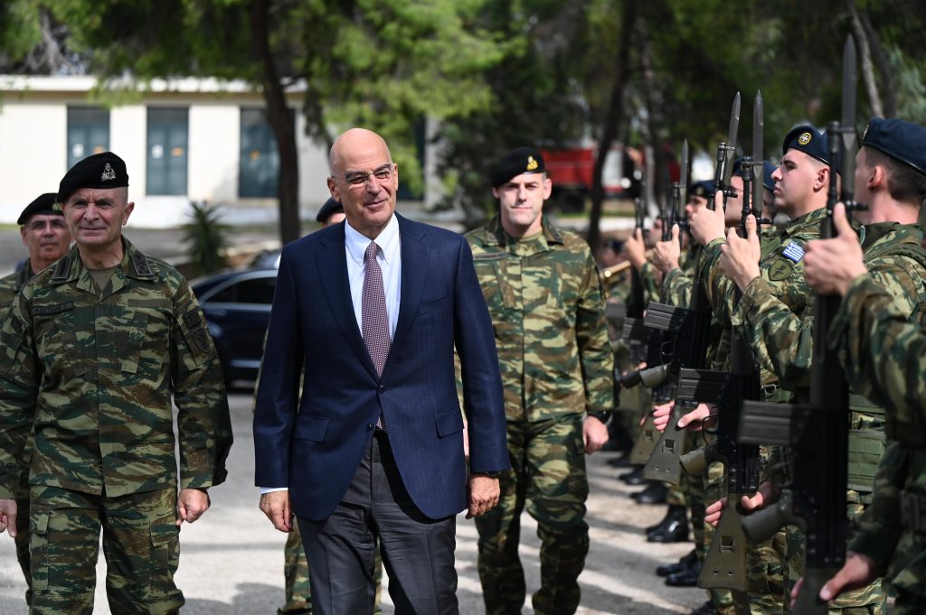 Νίκος Δένδιας με στρατιώτες