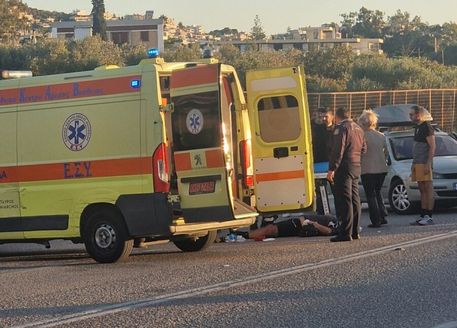 Σοβαρό τροχαίο στη λεωφόρο Σουνίου στη Σαρωνίδα με τραυματίες