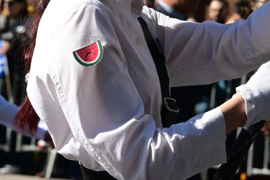 28η Οκτωβρίου: Συγκινητικό μήνυμα σημαιοφόρου στην παρέλαση - Τι σημαίνει το καρπούζι που είχε στο μανίκι