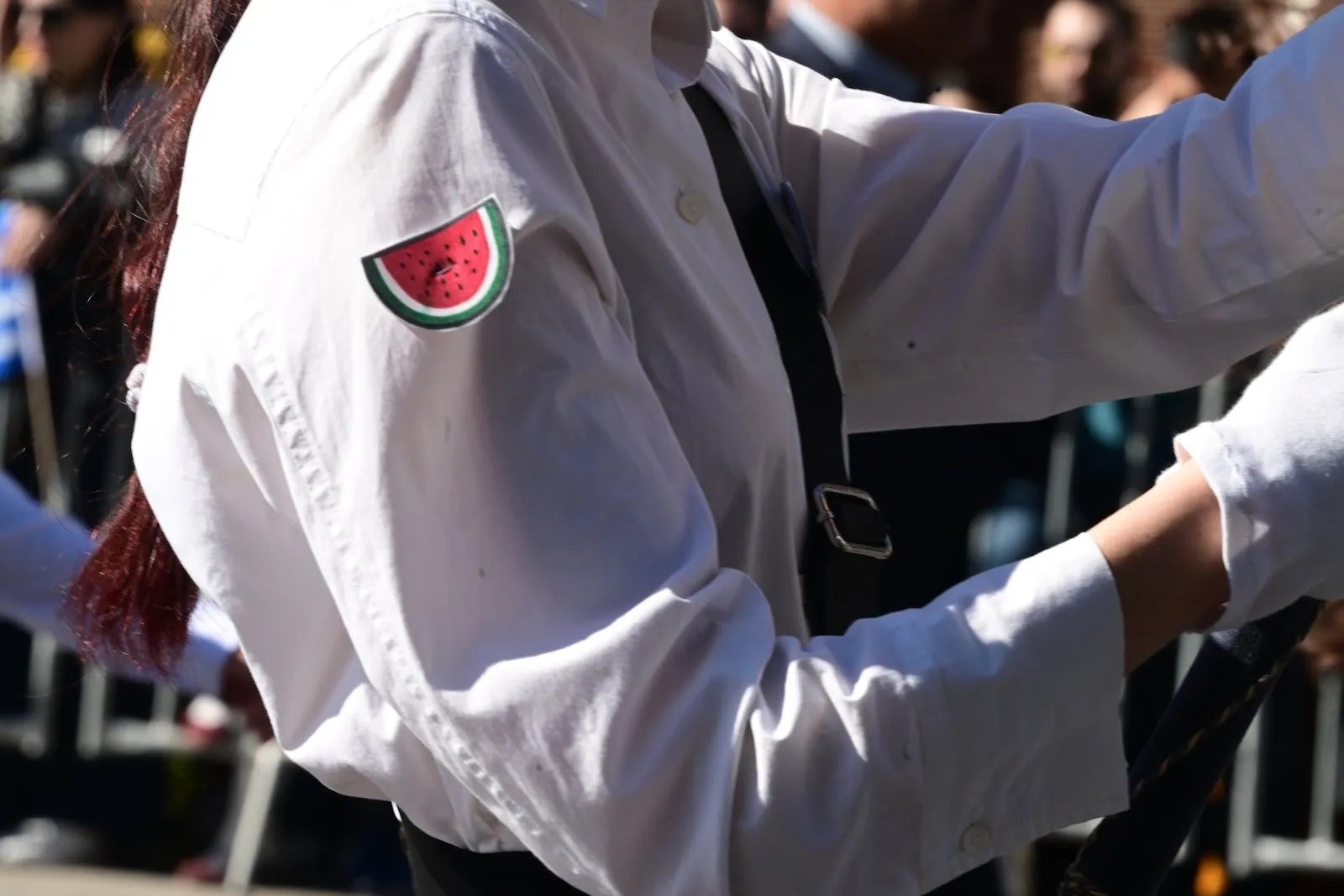 28η Οκτωβρίου: Συγκινητικό μήνυμα σημαιοφόρου στην παρέλαση - Τι σημαίνει το καρπούζι που είχε στο μανίκι