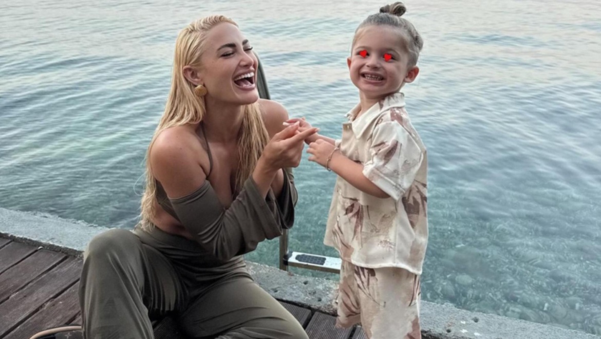 Ιωάννα Τούνη: Παρακολούθησε την στρατιωτική παρέλαση της Θεσσαλονίκης μαζί με το γιο της, Πάρη - Βίντεο