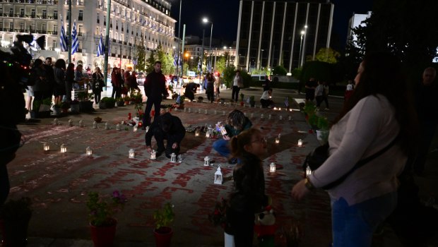 Βουλή: Ξανά πλήθος κόσμου μπροστά από το μνημείο του Αγνώστου Στρατιώτη