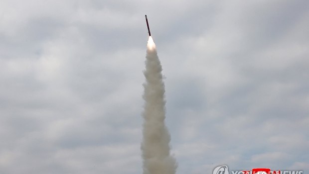 Η Βόρεια Κορέα εκτόξευσε πυραύλους κρουζ ενόψει της επίσκεψης Τραμπ στη Νότια Κορέα