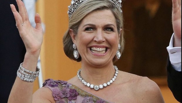 Ολλανδία: Η βασίλισσα Μάξιμα στον στρατό με φούμο και στολή παραλλαγής (εικόνες)