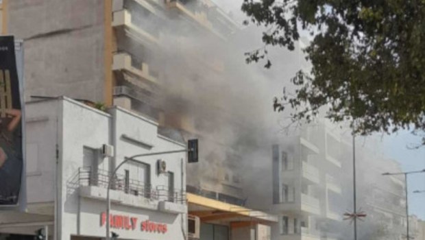 Θεσσαλονίκη: Γυναίκα εντοπίστηκε χωρίς τις αισθήσεις της σε πολυκατοικία κατά τη διάρκεια κατάσβεσης πυρκαγιάς