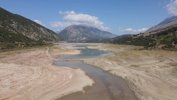 Λειψυδρία: Εντείνεται η ανησυχία από τη δραματική συρρίκνωση του Μόρνου - Απόκοσμο τοπίο η τεχνητή λίμνη