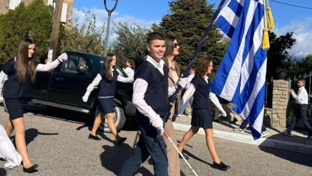 Αγρίνιο: «Αισθάνθηκα περήφανος που παρέλασα και εγώ», είπε ο τυφλός σημαιοφόρος