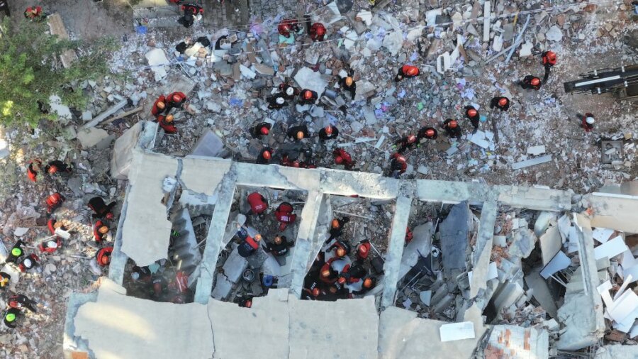 Θρήνος στην Τουρκία: 12χρονος ανασύρθηκε νεκρός από τα συντρίμμια πολυκατοικίας – Ακούγεται φωνή γυναίκας στα ερείπια