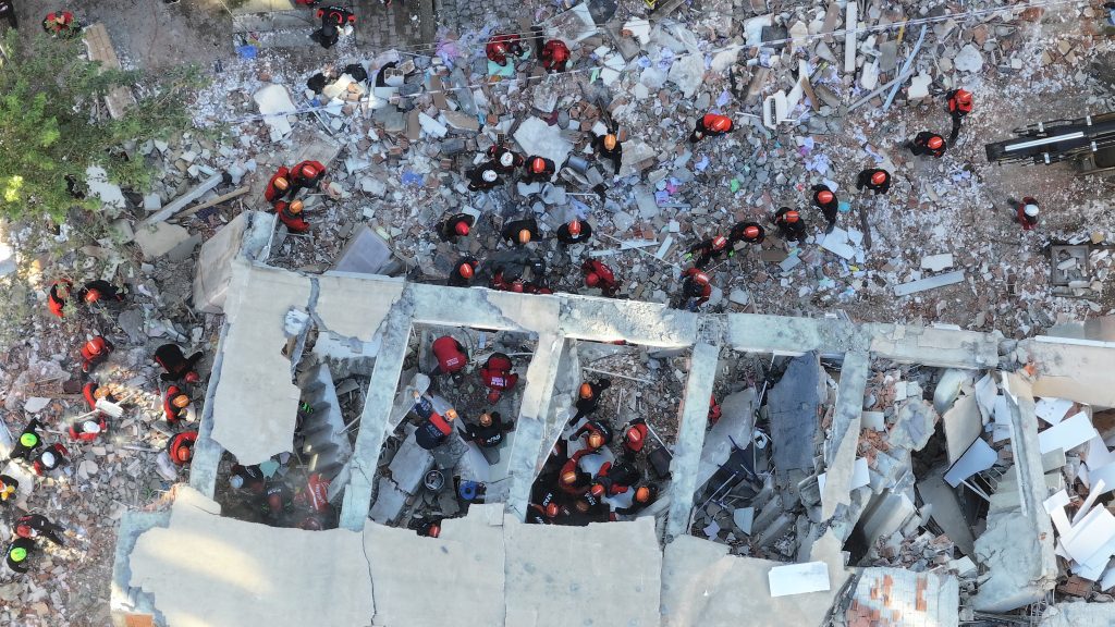 Θρήνος στην Τουρκία: 12χρονος ανασύρθηκε νεκρός από τα συντρίμμια πολυκατοικίας – Ακούγεται φωνή γυναίκας στα ερείπια