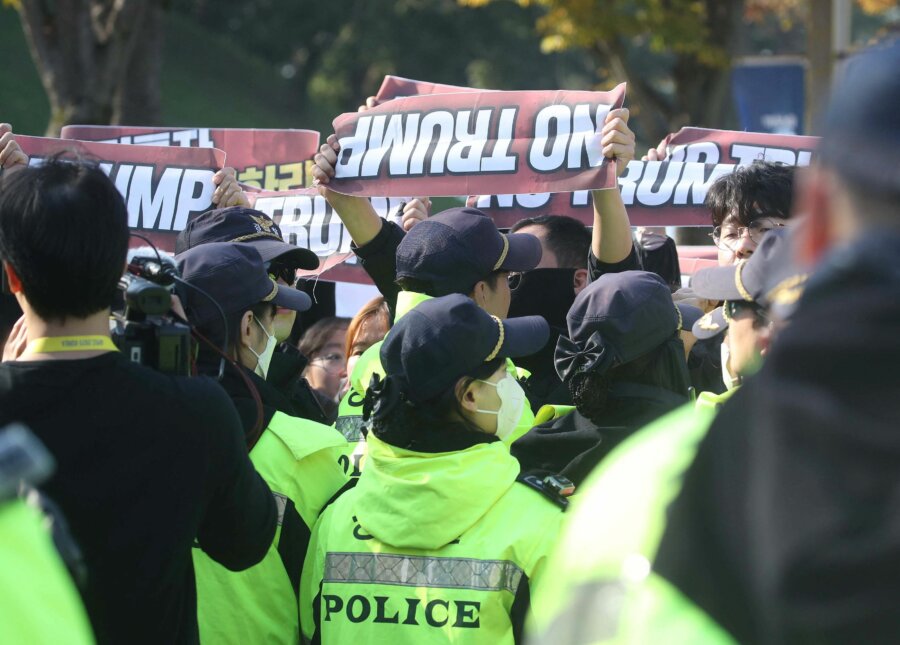 Νότια Κορέα: «Κλείσαμε τη συμφωνία» λέει ο Τραμπ - Ρεσιτάλ κολακείας με «χρυσό φαγητό» και δώρο στέμμα