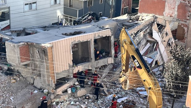 Τουρκία: Ένα 18χρονο κορίτσι ανασύρθηκε ζωντανό από τα συντρίμμια του κτιρίου που κατέρρευσε