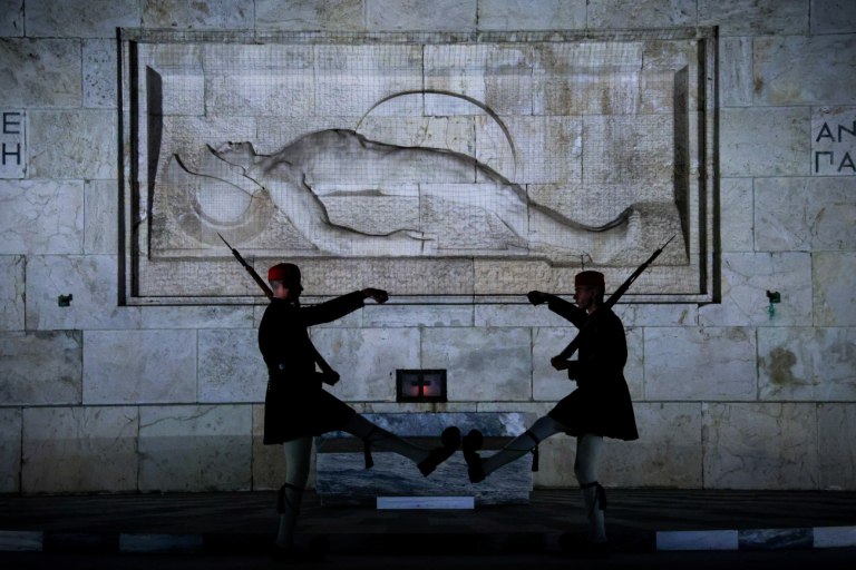 Κυβερνητικές πηγές: Σε πλήρη σύγχυση το ΠΑΣΟΚ για τον Άγνωστο Στρατιώτη – «Από φάλτσο σε φάλτσο η κυβέρνηση» απαντά η Χαρ. Τρικούπη