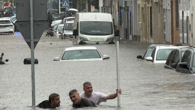 «Βούλιαξαν» Σεβίλλη και Ουέλβα από τις πλημμύρες στην πρώτη καταιγίδα του Φθινοπώρου