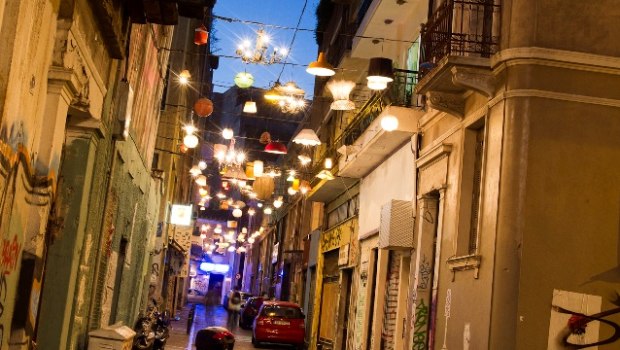 Πούλαγαν δήθεν λουλούδια και έκλεβαν τουρίστες στου Ψυρρή - Συνελήφθησαν 5 νεαροί