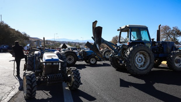 Κρήτη: Κλειστός ο ΒΟΑΚ στο ύψος του Καρτερού από αγροκτηνοτρόφους - Αποφάσισαν να διανυκτερεύσουν