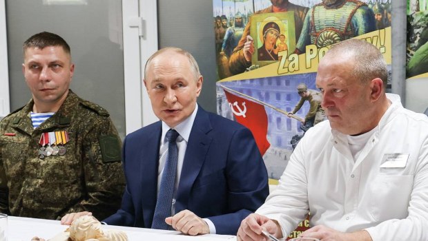 Πρόσβαση των μέσων ενημέρωσης στις παγιδευμένες δυνάμεις του Κιέβου θέλει να δώσει ο Πούτιν