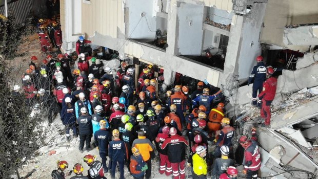 Κατάρρευση κτιρίου στην Τουρκία: Ανασύρθηκαν 4 νεκροί - Μόνο η κόρη της οικογένειας επιβίωσε