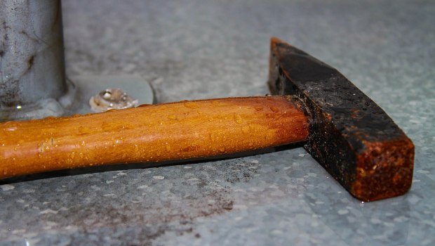 Θεσσαλονίκη: 31χρονος χτύπησε με σφυρί τον 70χρονο συγκάτοικό του και τον τραυμάτισε βαριά