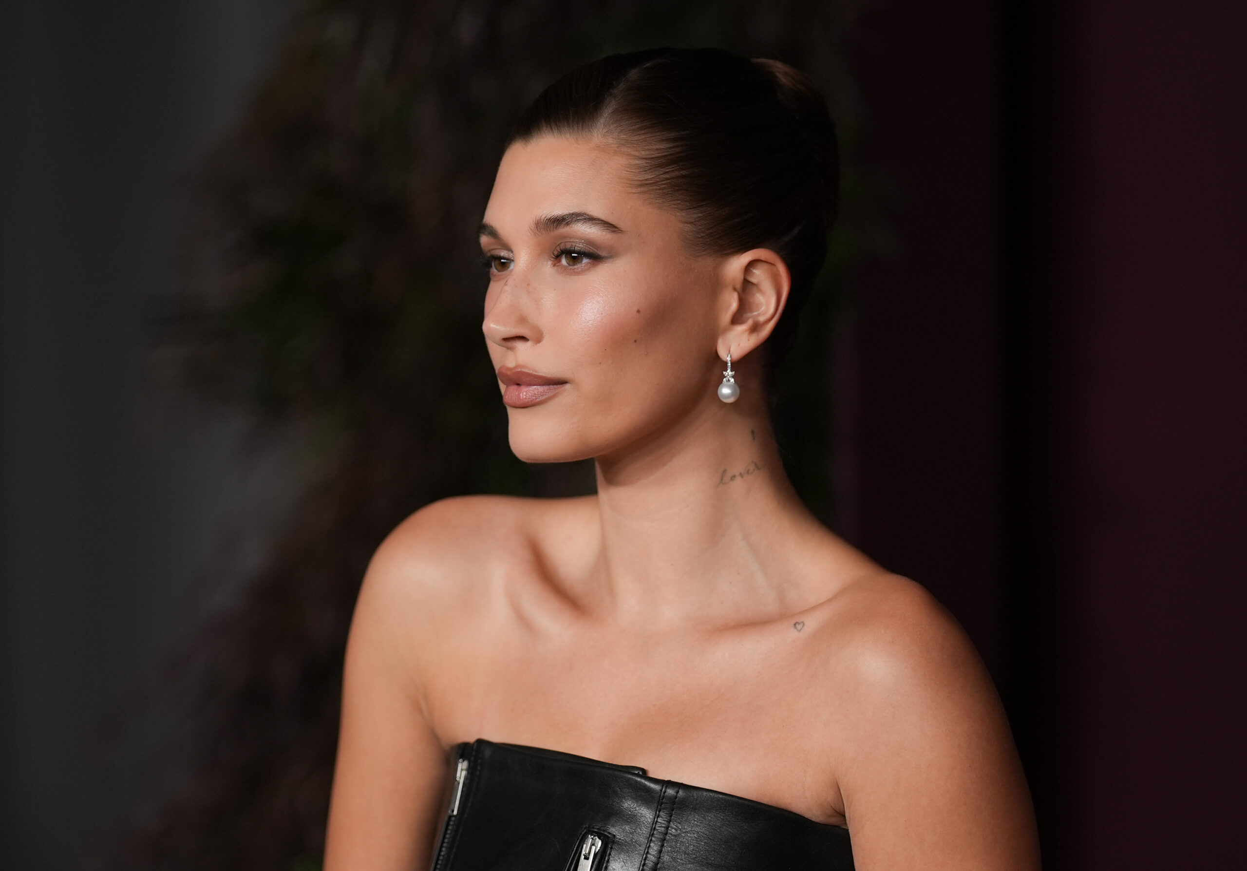 Η Hailey Bieber μίλησε ανοιχτά για τις θεραπείες ομορφιάς που έχει δοκιμάσει και εμπιστεύεται