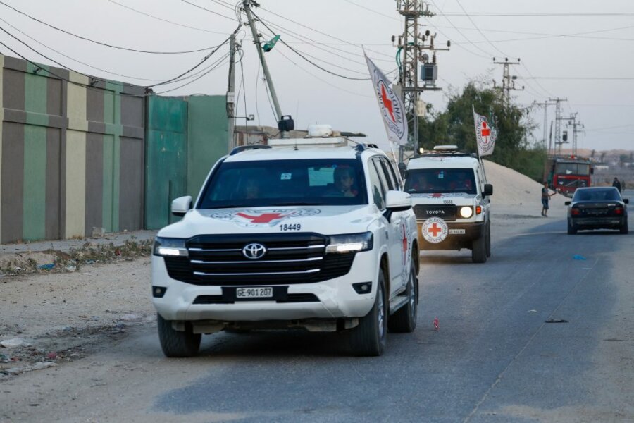 Γάζα: Η Χαμάς παρέδωσε στον Ερυθρό Σταυρό τις σορούς δύο ομήρων