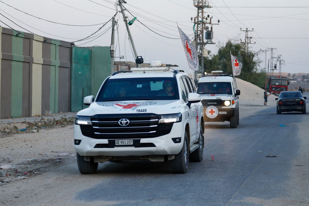 Γάζα: Η Χαμάς παρέδωσε στον Ερυθρό Σταυρό τις σορούς δύο ομήρων