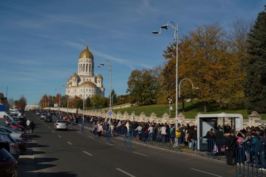 Χιλιάδες Ρουμάνοι σπεύδουν να επισκεφθούν τον νέο καθεδρικό ναό, τη μεγαλύτερη ορθόδοξη εκκλησία παγκοσμίως
