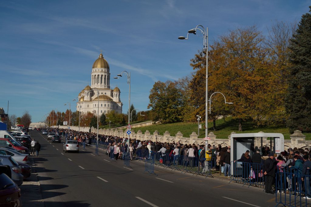 Χιλιάδες Ρουμάνοι σπεύδουν να επισκεφθούν τον νέο καθεδρικό ναό, τη μεγαλύτερη ορθόδοξη εκκλησία παγκοσμίως