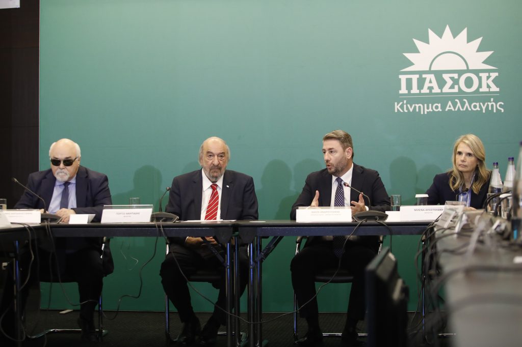 ΠΑΣΟΚ: «Ναι» στον κόφτη, «όχι» στην ακρίβεια