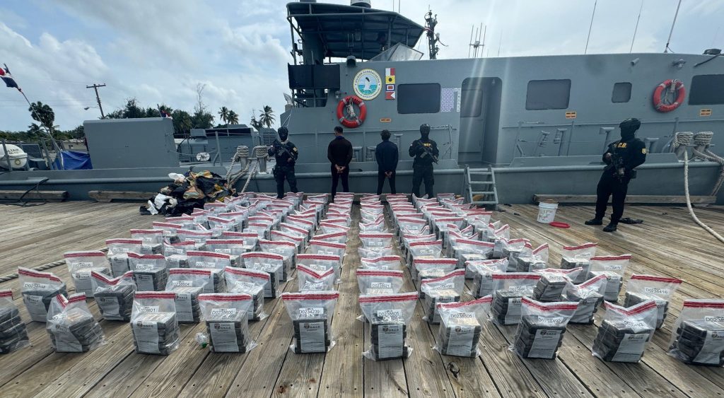 Σκάφος που μετέφερε 650 δέματα με κοκαΐνη εντοπίστηκε στην Δομινικανή Δημοκρατία