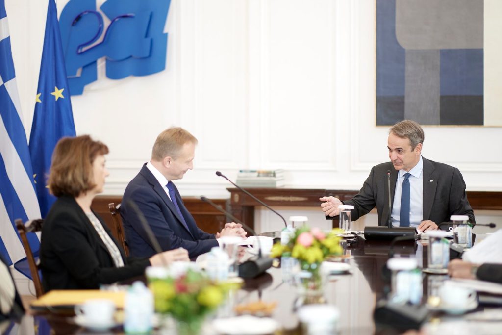 Συνάντηση Μητσοτάκη με τον Ευρωπαίο Επίτροπο για τον Προϋπολογισμό: Ανάγκη δημιουργίας χρηματοδοτικού εργαλείου για αμυντικά προγράμματα
