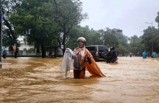 Βιετνάμ: Τουλάχιστον 13 νεκροί και 11 αγνοούμενοι από τις πλημμύρες