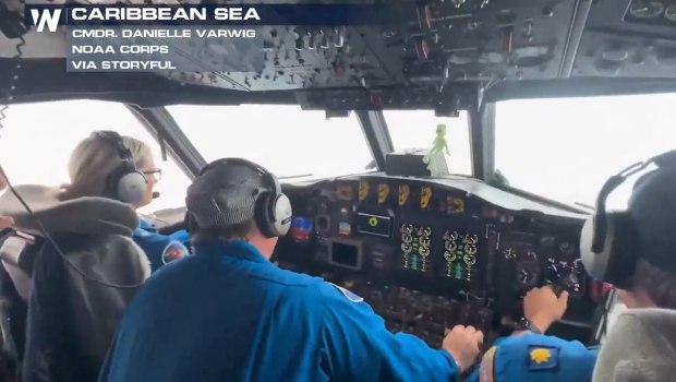 Στο «μάτι» του τυφώνα Μελίσα: Αναταράξεις που παγώνουν το αίμα - Βίντεο από κόκπιτ αεροσκάφους της ΝΟΑΑ