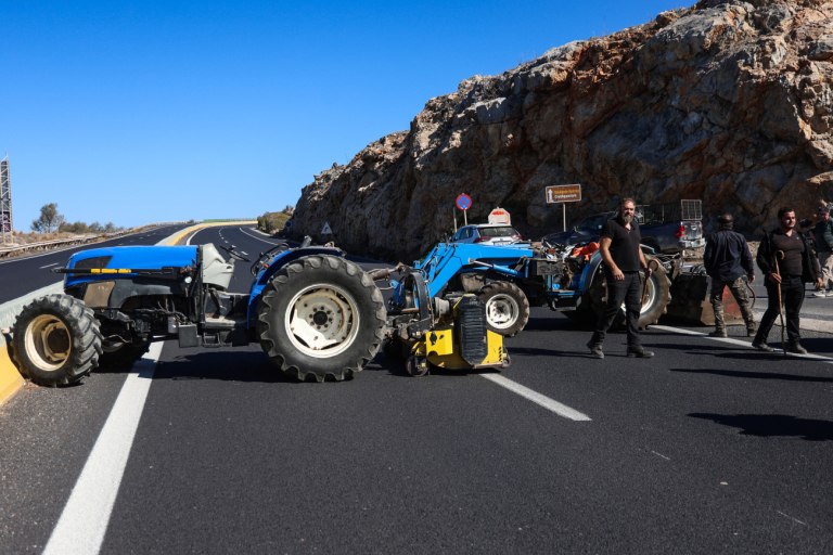 Ειρωνείες και βαριές κατηγορίες στελέχους της ΝΔ κατά αγροτών που κινητοποιούνται - Πυρά από ΠΑΣΟΚ και ΣΥΡΙΖΑ