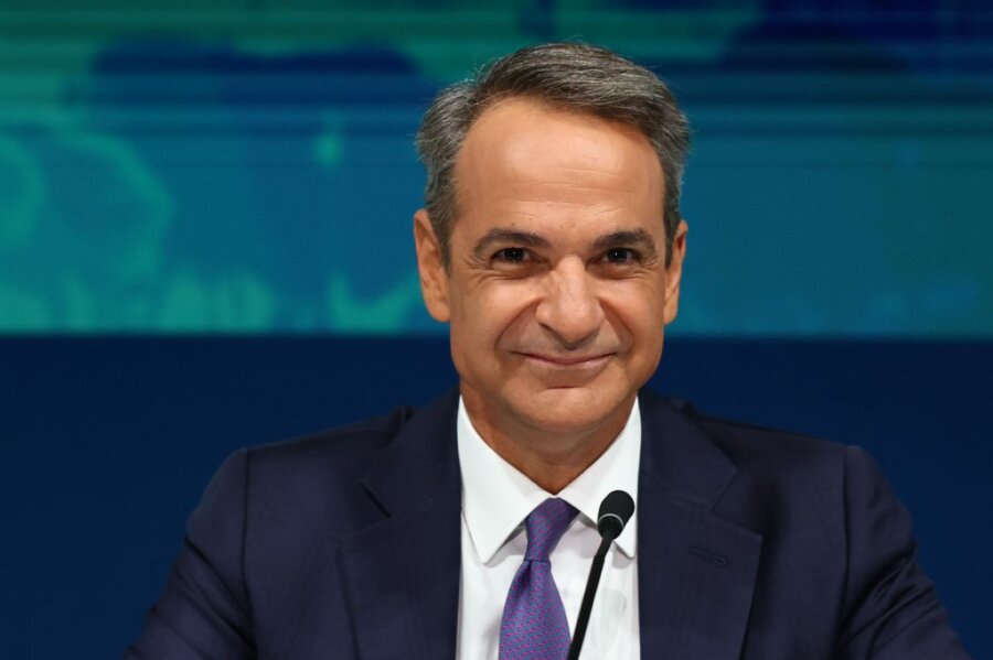 Κυριάκος Μητσοτάκης χαμογελαστός