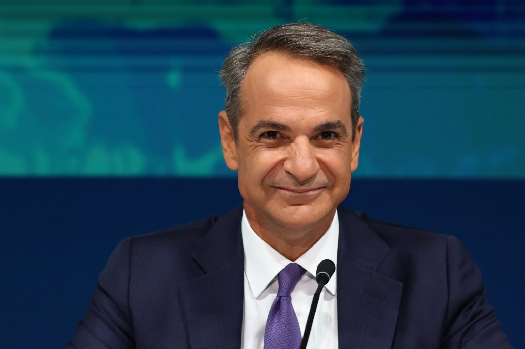 Κυριάκος Μητσοτάκης χαμογελαστός