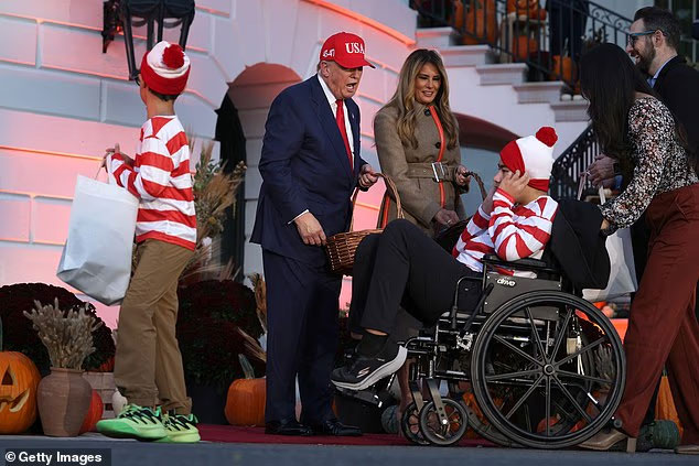 Halloween στον Λευκό Οίκο: Ο Donald Trump και η Melania υποδέχθηκαν εκατοντάδες παιδιά με γλυκά και φαντασία