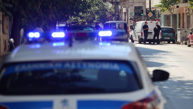 Ανθρωποκυνηγητό για τους ληστές που σκότωσαν την 75χρονη στη Σαλαμίνα - «Κοιτούσαν σπίτια με φακούς»