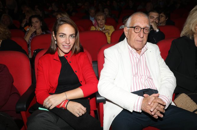 «Η μητέρα του σκύλου»: Πλήθος κόσμου στην επίσημη πρεμιέρα της παράστασης στο θέατρο Ακροπόλ - Φωτογραφίες