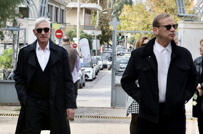 Μάρα Θρασυβουλίδου: Καταρρακωμένη στην κηδεία του συζύγου της, Γιώργου Νιάρχου - Υποβασταζόμενη η κόρη τους