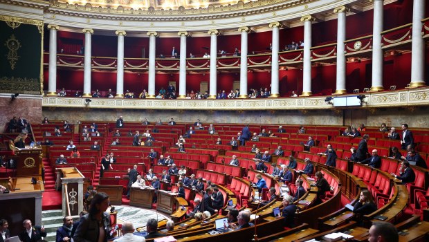 Γαλλία: Μπλόκο στον «φόρο Ζουκμάν» από κεντρώους, συντηρητικούς και ακροδεξιούς βουλευτές