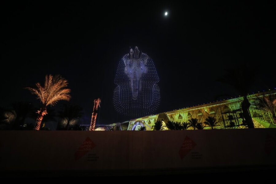 Εντυπωσιακό σόου με 5.000 drones στον ουρανό του Καΐρου για τα εγκαίνια του Μεγάλου Αιγυπτιακού Μουσείου (video)