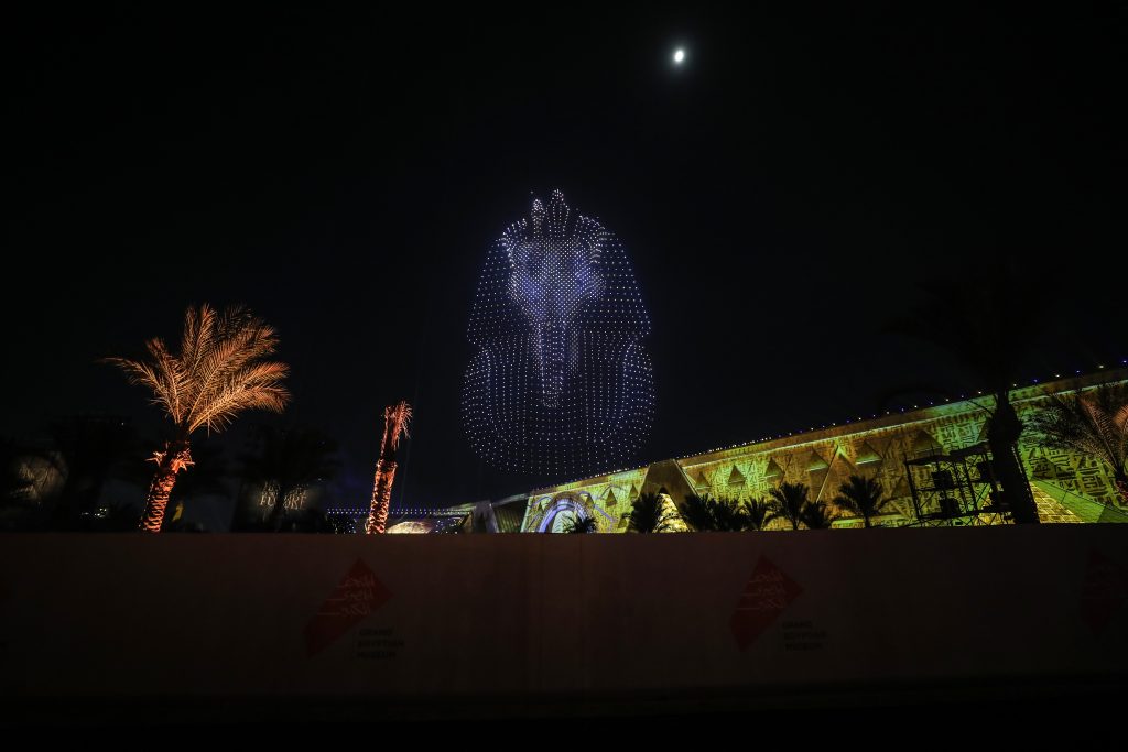 Εντυπωσιακό σόου με 5.000 drones στον ουρανό του Καΐρου για τα εγκαίνια του Μεγάλου Αιγυπτιακού Μουσείου (video)