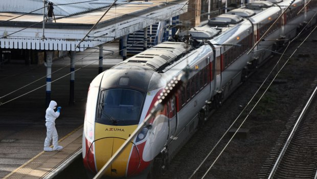 Βρετανία: Η επίθεση με μαχαίρι σε τρένο δεν αντιμετωπίζεται ως τρομοκρατική, σύμφωνα με την αστυνομία