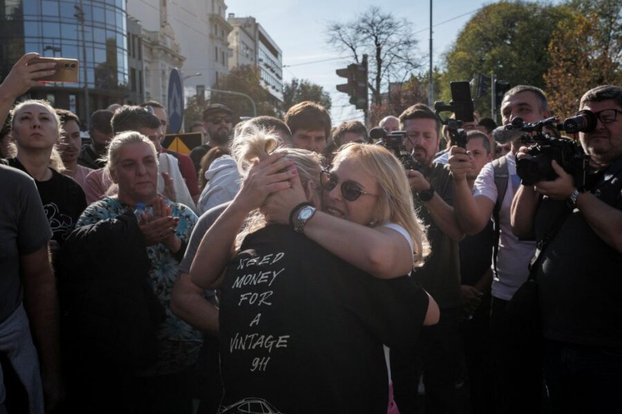 Τεταμένη η κατάσταση μπροστά από τη βουλή της Σερβίας – Σε απεργία πείνας μητέρα θύματος της τραγωδίας στο Νόβι Σαντ