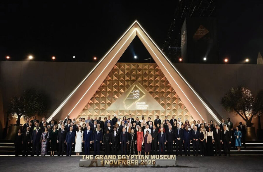 Κυριάκος Μητσοτάκης – Μαρέβα Γκραμπόφσκι: Κομψή κοινή εμφάνιση στα λαμπερά εγκαίνια του Grand Egyptian Museum
