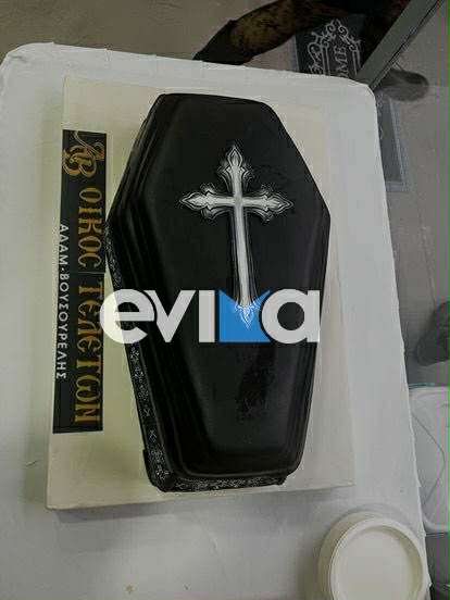 «Άντε και καλές δουλειές»: Κοσμοσυρροή στα εγκαίνια γραφείου τελετών στην Εύβοια - Τούρτα φέρετρο [εικόνες]