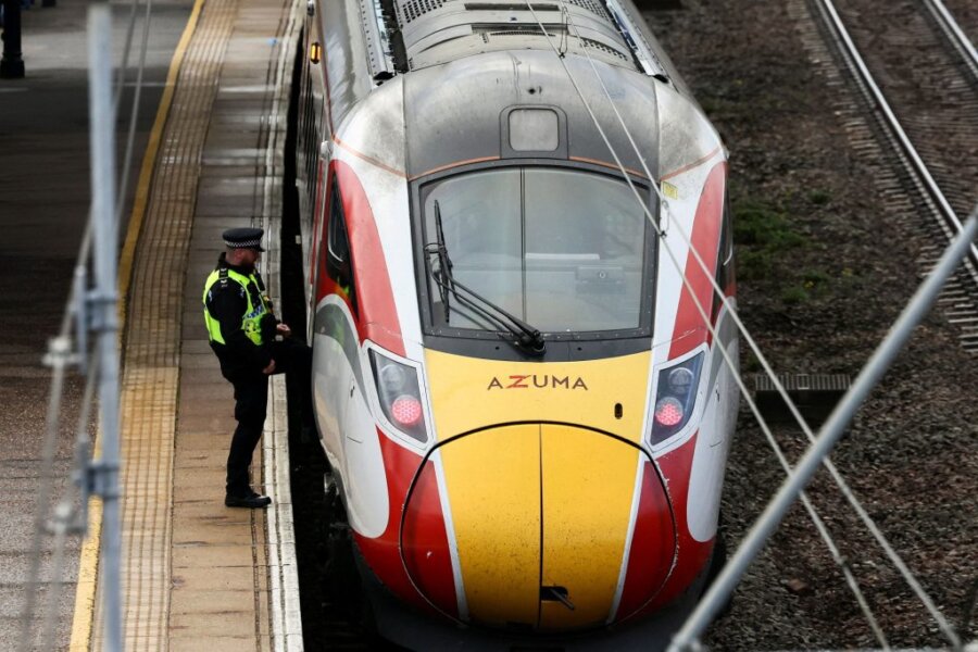 Βρετανία: Ένας 32χρονος κατηγορείται για την επίθεση με μαχαίρι σε τρένο – 11 τραυματίες, 9 σε κρίσιμη κατάσταση